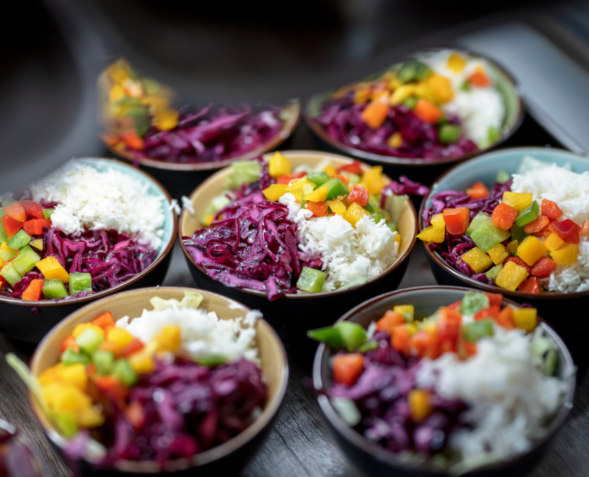 sechs Schalen von Gericht mit Reis und Gemüse